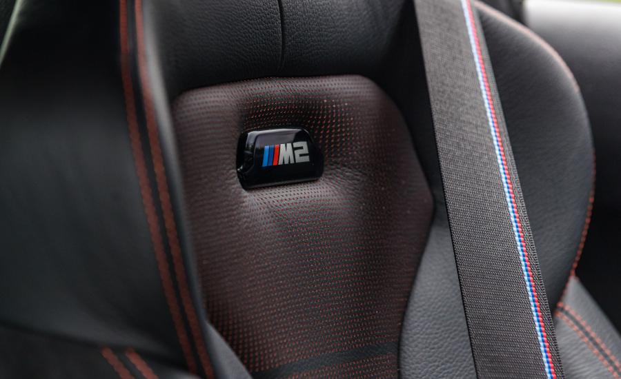 Детали интерьера BMW M2 Competition (F87) 2018 года  (NA) (фото 14 из 40)